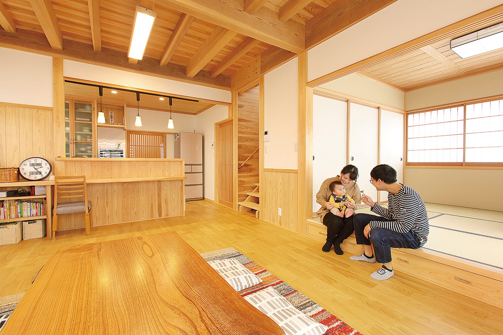 リビングの天井は、京町家で多く用いられる「大和天井」。和の風情と高さによって、奥行きある空間を演出