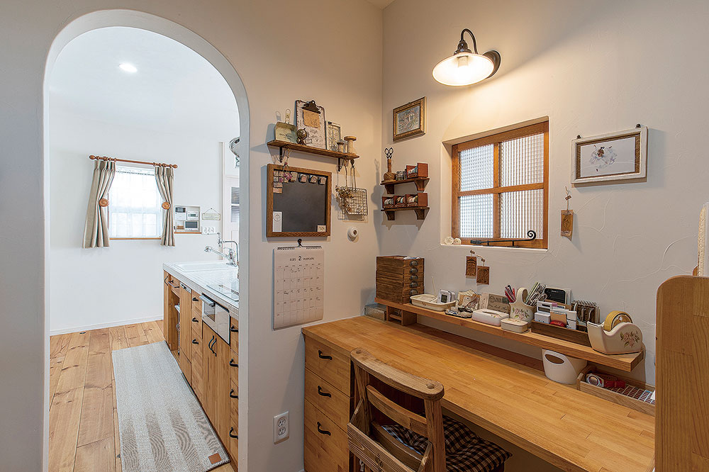 キッチン横の作業台は、家事がより楽しくなる特別な空間