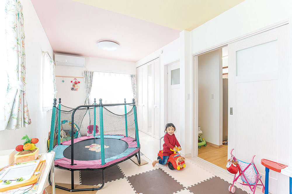 天井を2色に塗り分けた、明るくキュートな雰囲気の子ども部屋。将来は、分割することも可能だ