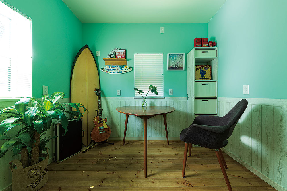 ご主人の仕事場＆趣味の部屋。ハワイをイメージしたミントグリーンの壁紙がアクセントに