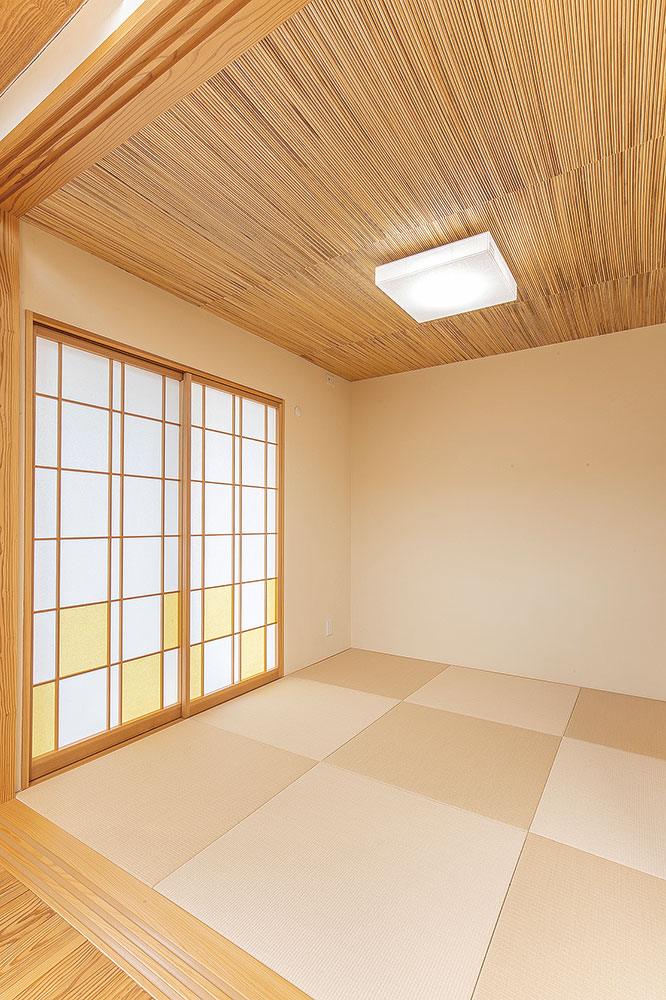 天井に竹材を使い、障子の色使いなど、趣とデザイン性抜群の和室 