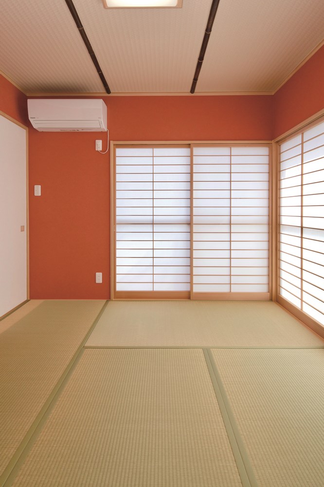 モダンながらも明るく落ち着いた雰囲気の和室。天井には本物のすす竹を使用