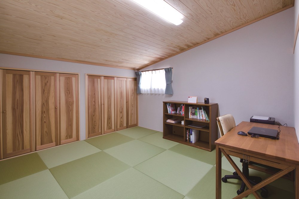 2階の和室には琉球畳を使用し、現代風なデザインに。奥のクローゼットはたっぷり収納することができる