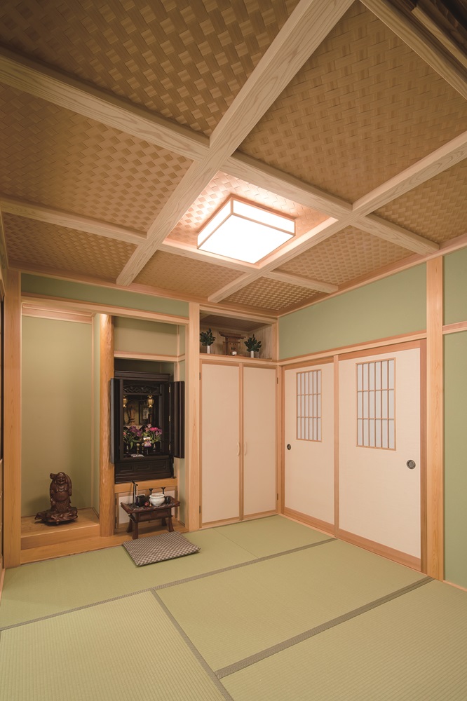天井模様が美しい和室の木材はリビングとのメリハリをつけるため鮮やかな色合いに