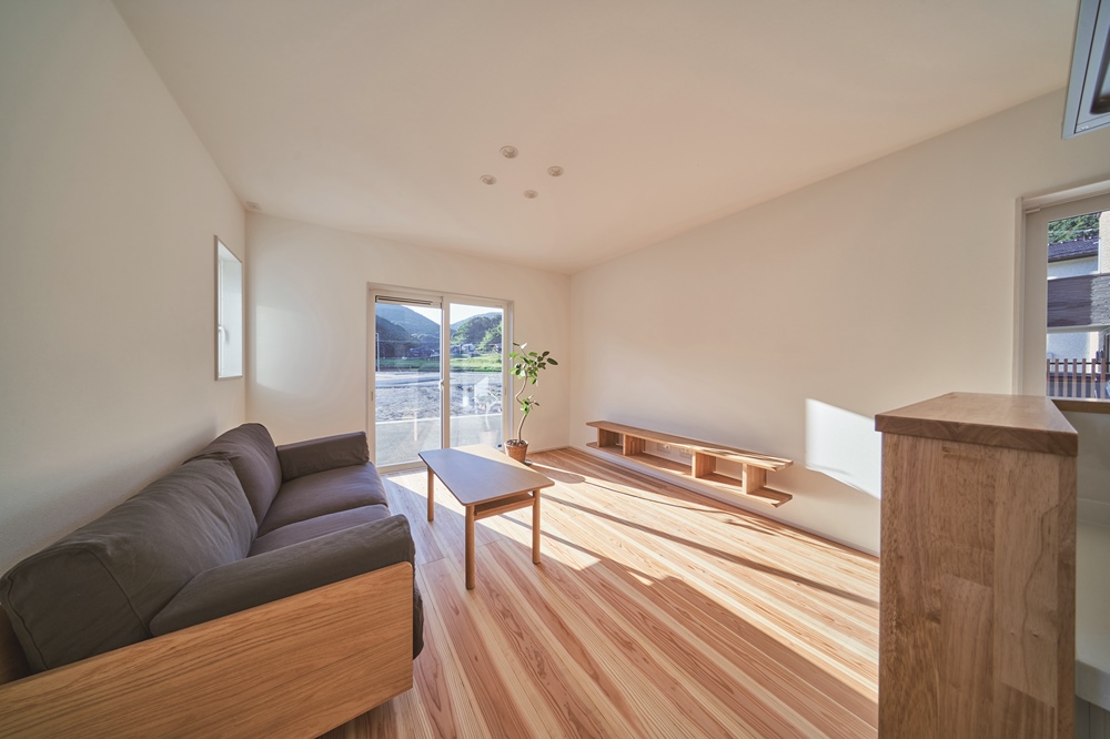 直線的で程よい主張のある木目のスギ。どんな家具とも合わせやすく、自分らしいコーディネートを楽しめる空間だ